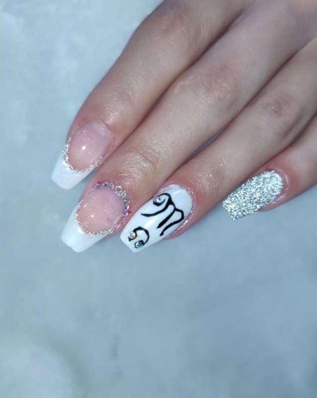 Alongamento em gel com francesinha e strass