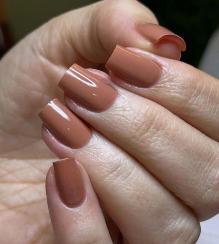 Unhas com blindagem em gel em tom nude terroso
