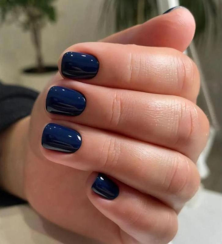 Unhas curtas azul-marinho