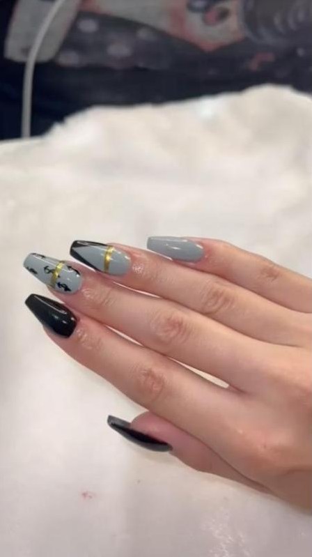 Unhas longas cinza e preto com detalhe dourado