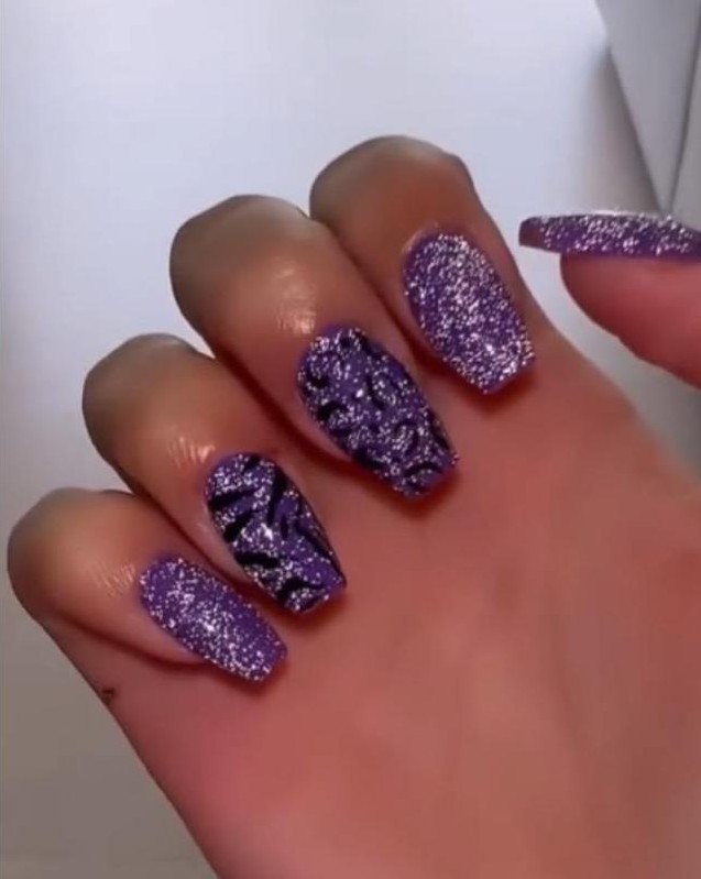 Alongamento roxo com glitter e nail art