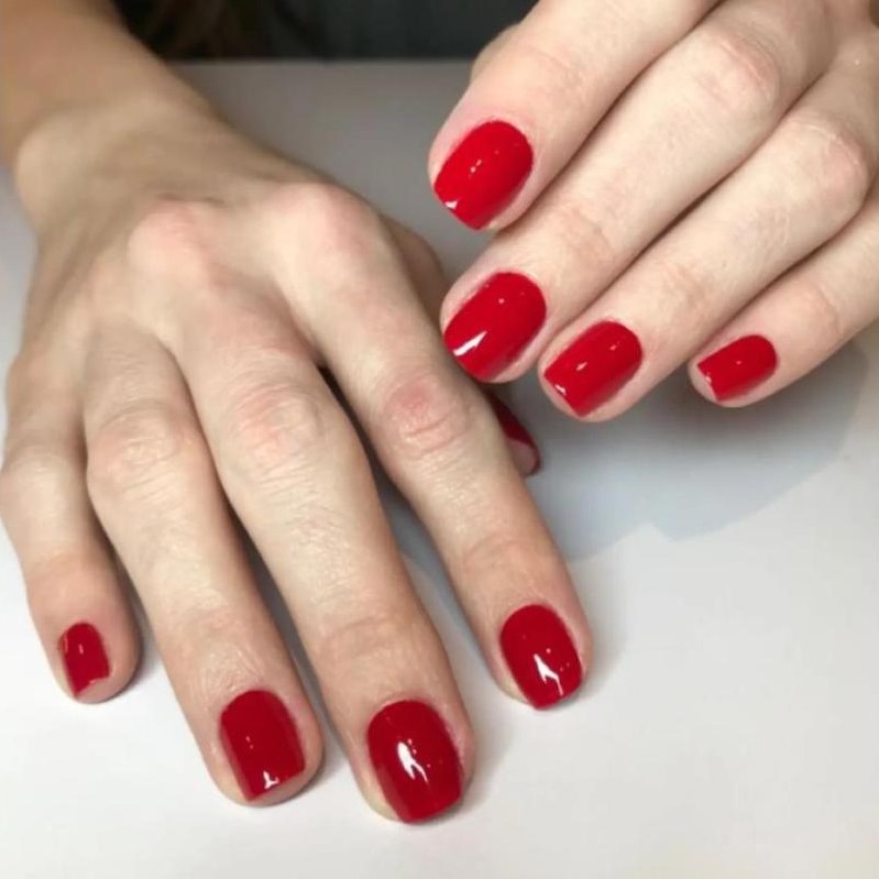 Manicure com esmalte vermelho