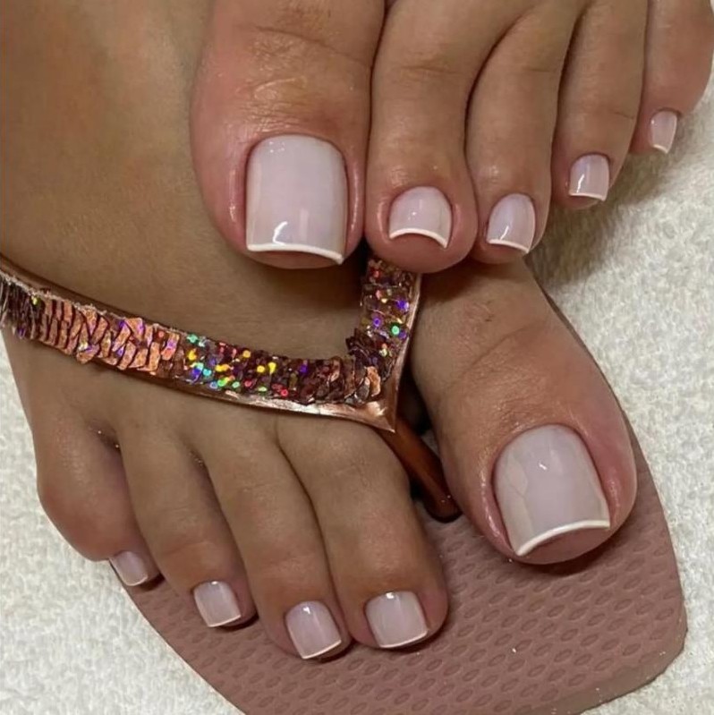 Pedicure com francesinha delicada