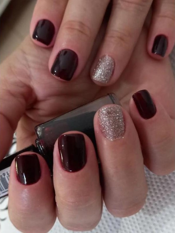 Unhas vinho com detalhe em glitter prata